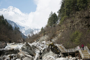 山间栈道旁的壮丽雪山景观