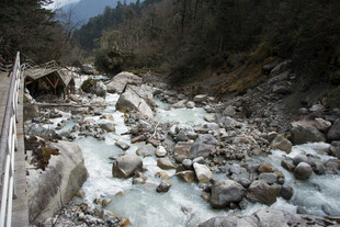 山间湍急溪流与嶙峋怪石