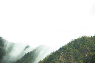 山间云雾缭绕的翠绿山峦