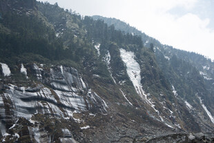 山间壮丽冰雪滑坡景观