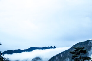 云雾缭绕的壮丽山峦