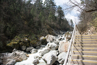 山间石阶旁的冰雪溪流