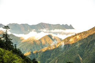 山间云海环绕壮丽美景