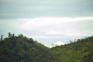 山间绿意 云雾缭绕之景