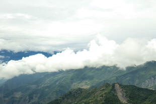 云雾缭绕的壮美山峦