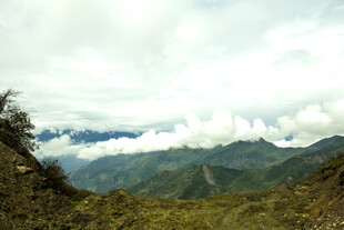 山间云雾缭绕的壮美景色