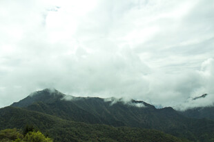 云雾缭绕的山峦景色