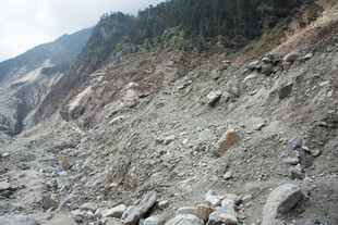 山体岩石崩塌场景