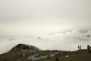 云雾缭绕的山间观景场景