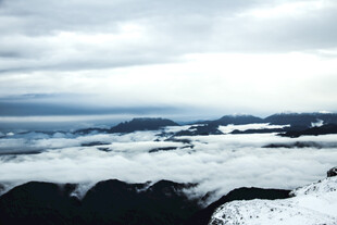 雪山云海壮丽景观
