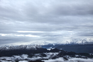 雪山云海壮丽自然景观