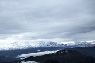 雪山云海壮丽自然景观