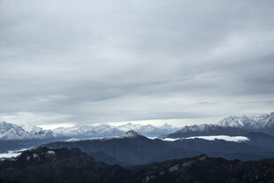 云雾缭绕的壮美山脉景观