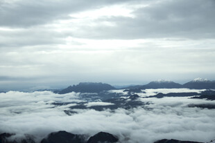 云海中的山峦美景