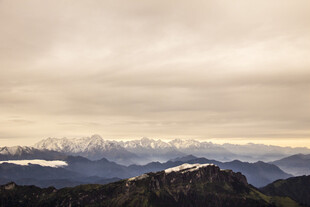 山峦云海间的壮丽景致