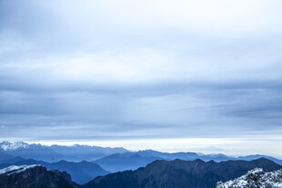 壮丽山景 云雾缭绕山脉