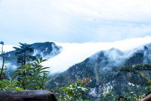 山间云雾缭绕的秀丽景致
