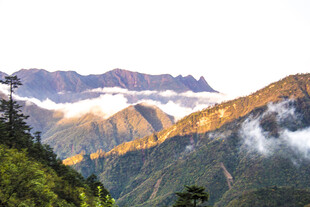 壮丽山景云雾缭绕