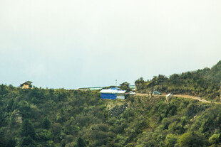 山间公路上的蓝顶建筑