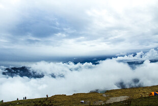 云海之上的壮丽景观