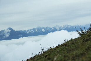 高山云海间的壮丽景致