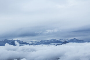 云海之上的壮丽山峦