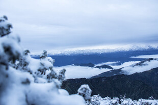 雪覆山林的壮美冬日景象