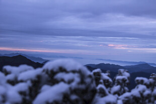 雪覆山峦的黄昏美景