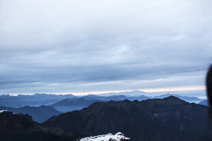 山巅云海间的壮丽景致