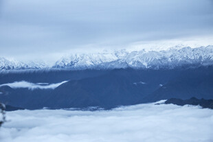 雪山云海壮丽风光