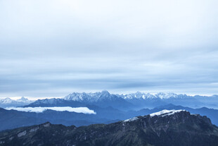 雪山远景 壮丽自然风光