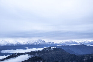 雪山远景 山峦覆雪美景