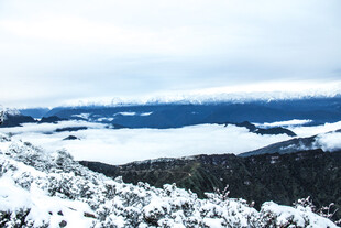 雪覆山峦壮丽冬日景观
