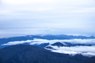 云海环绕的壮丽山峦