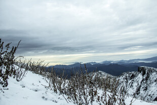 雪覆山峦间的萧瑟景致