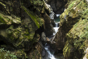 山间溪流穿岩石