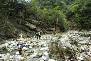 山间溪流处的徒步者