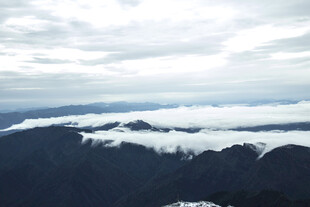 高空俯瞰云海与山峦