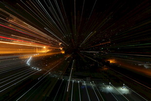 夜晚公路光轨绚丽景象