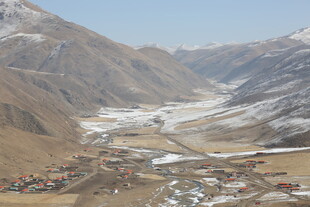 山谷中的村落与雪山景观