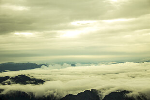 云海之上的壮丽山峦
