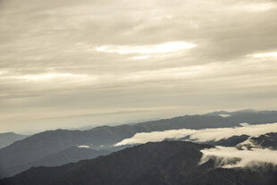 山峦云海间的壮丽景致
