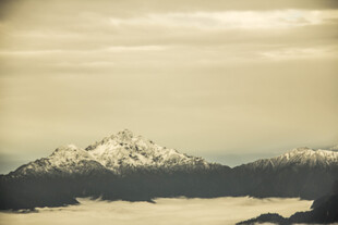 雪山云海壮丽景观