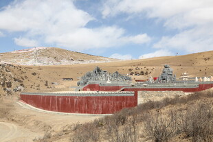 红墙环绕的山间寺庙景观