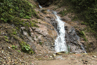 山间小瀑布的自然景致