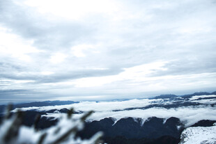 雪山云海壮丽景观