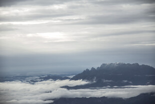 云海中的山峦美景