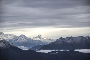 壮丽雪山云海景观