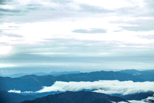 云海环绕的连绵山脉