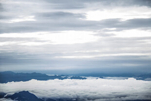 云海之上的壮丽山景